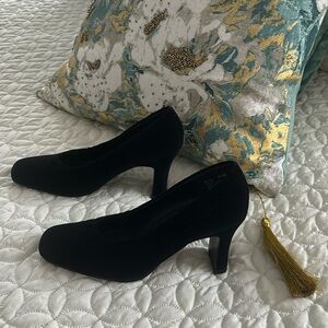 Mootsies Tootsies Black Velvet-Like Fabric Uppers Bonded Leather Soles Ladies6.5